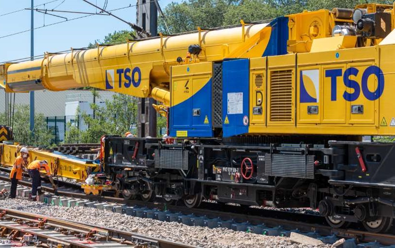 Illustration Pose d’aiguillage : la grue de levage de TSO, unique en France, intervient en gare d’Aix-en-Provence