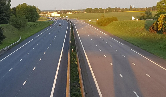 https://www.nge.fr/app/uploads/sites/18/2020/10/marquage-sur-autoroute_580x340.jpg